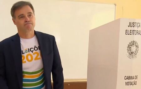 Andr&eacute; Mendon&ccedil;a vota no Distrito Federla e diz que eleitor deve ser o "protagonista" nas elei&ccedil;&otilde;es.