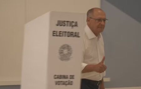 Alckmin vota em S&atilde;o Paulo e afirma que, com Lula, "salvou a democracia" ap&oacute;s tentativa de golpe.
