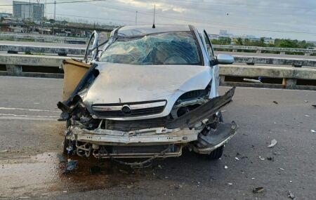 Recife: motorista morre ap&oacute;s carro colidir na traseira de caminh&atilde;o na BR-232, no Curado.