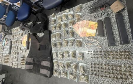 Quatro homens e uma mulher s&atilde;o detidos com armas, muni&ccedil;&otilde;es e drogas por suspeita de envolvimento em homic&iacute;dio no Recife.