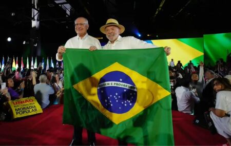 Fake News: TSE manda remover posts que afirmam que Lula jogou bandeira do Brasil no ch&atilde;o