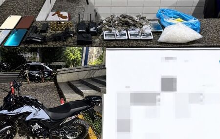 Pol&iacute;cia Militar prende suspeito e apreende arma, drogas e moto roubada na Mata Sul de Pernambuco.