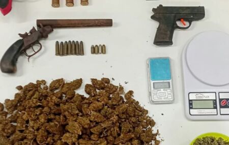 Jabot&atilde;o: Pol&iacute;cia Militar apreende drogas, armas e muni&ccedil;&otilde;es com dois irm&atilde;os em Piedade.