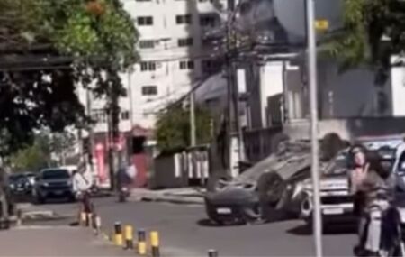 Recife: carro capota ap&oacute;s colis&atilde;o com outro ve&iacute;culo no bairro de Candeias, em Jaboat&atilde;o.
