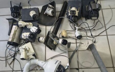 Pol&iacute;cia Militar apreende 17 c&acirc;meras instaladas irregularmente em postes de Jaboat&atilde;o.