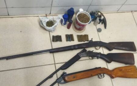 Pol&iacute;cia Militar apreende tr&ecirc;s armas, maconha e materiais para produ&ccedil;&atilde;o de muni&ccedil;&otilde;es em Cabrob&oacute;, no Sert&atilde;o.