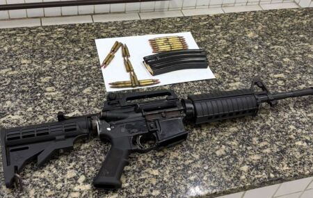 Pol&iacute;cia militar apreende fuzil com 28 muni&ccedil;&otilde;es em comunidade de Olinda.