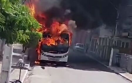 &Ocirc;nibus escolar que transportava estudantes pega fogo na Zona da Mata Norte de Pernambuco.