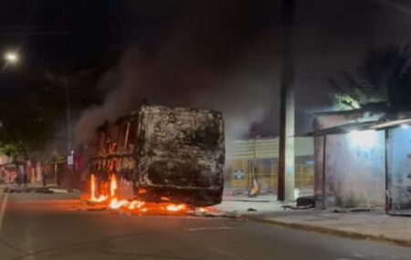 Inc&ecirc;ndio de &ocirc;nibus durante protesto bloqueia cruzamento no Ibura, no Recife.