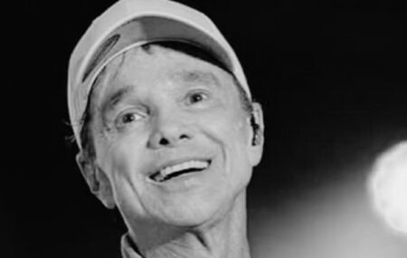 Morre Netinho, cantor de ax&eacute; e int&eacute;rprete de "Mila", aos 60 anos, em Salvador.