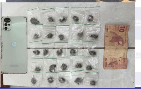 Reife: suspeito &eacute; detido com 25 por&ccedil;&otilde;es de maconha e motocicleta roubada &eacute; recuperada na comunidade da Cortegada.