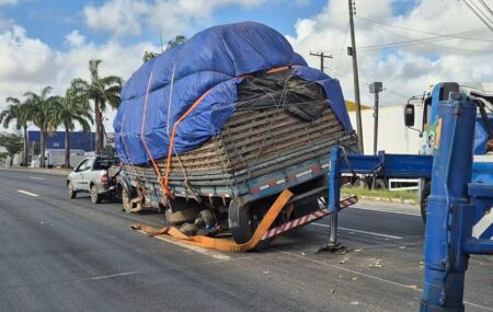 Recife: caminh&atilde;o perde roda na BR-101 e causa congestionamento na Iputinga.