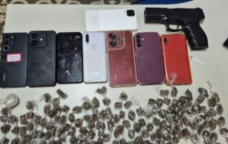 Pernambuco: Pol&iacute;cia Militar apreende drogas, simulacro de arma e oito celulares em Condado.