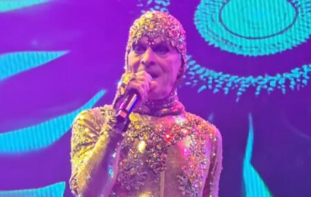 Ney Matogrosso passa por cirurgia e cancela show em Minas Gerais; entenda.
