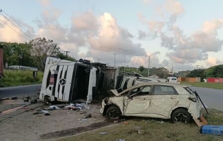 Caminh&atilde;o-cegonha tomba na BR-101, em Paulista, e deixa motorista ferido.