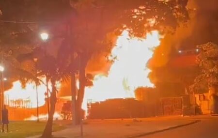 Inc&ecirc;ndio atinge galp&atilde;o de pallets no Ibura, no Recife, e deixa 58 clientes sem energia.