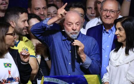 Lula pede que p&uacute;blico cante Hino da Independ&ecirc;ncia e promete maior participa&ccedil;&atilde;o popular no governo.