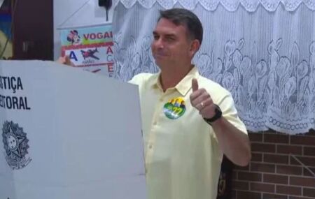 Fl&aacute;vio Bolsonaro vota em Vila Isabel, na Zona Norte do Rio, no 1&ordm; turno das elei&ccedil;&otilde;es.