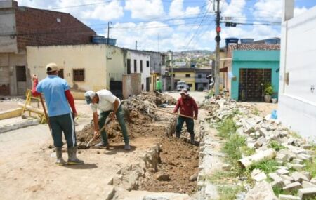 Prefeitura de Gravat&aacute; substitui tubula&ccedil;&otilde;es de esgoto danificadas no bairro Princesa de Gales.