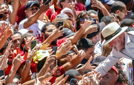 Presidentes de pa&iacute;ses vizinhos parabenizam Lula pela vit&oacute;ria nas elei&ccedil;&otilde;es.