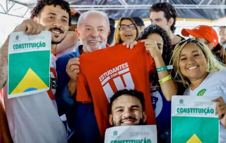 Lula promete criar P&eacute;-de-Meia para universit&aacute;rios se for reeleito.