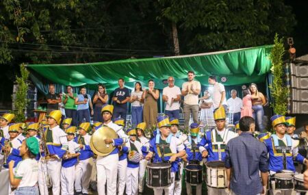 Desfile c&iacute;vico re&uacute;ne escolas e bandas marciais em Cruz de Rebou&ccedil;as, em Igarassu.
