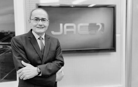 Jornalista Ayres Rocha, que apresentou telejornal no Acre por 30 anos, morre aos 62 anos.