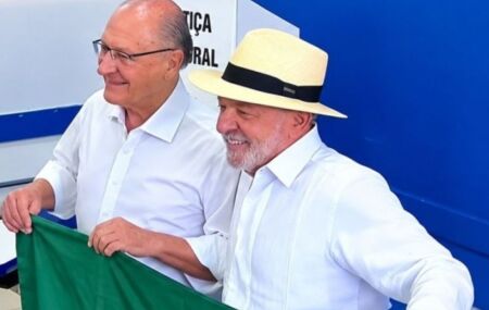 Lula vota em S&atilde;o Bernardo do Campo ao lado de aliados no 1&ordm; turno das elei&ccedil;&otilde;es.