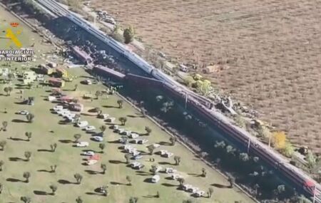 Colis&atilde;o entre trens de alta velocidade deixa 64 mortos na Espanha.