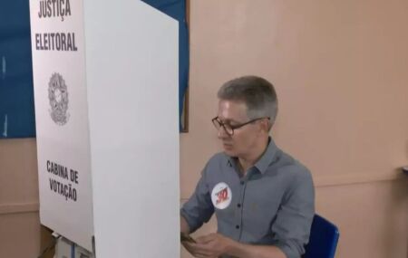 TRE-MG apura caso de Zema ap&oacute;s candidato levar celular &agrave; cabine de vota&ccedil;&atilde;o em Arax&aacute;.