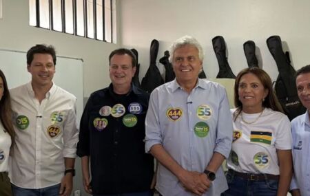 Ronaldo Caiado vota em Nova Crix&aacute;s, Goi&aacute;s, e diz ter cumprido miss&atilde;o na campanha presidencial.