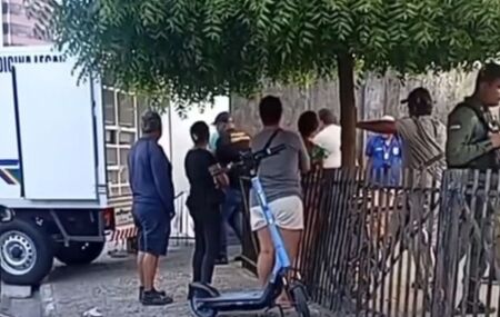 Homem morre ap&oacute;s cair do 3&ordm; andar ao instalar toldo em pr&eacute;dio de Jaboat&atilde;o.