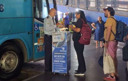 Embarque de passageiros em &ocirc;nibus.