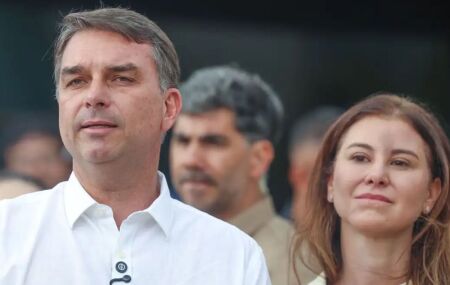 Fl&aacute;vio Bolsonaro ao lado da esposa.