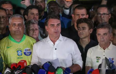 Fl&aacute;vio Bolsonaro ao lado de aliados ap&oacute;s resultado nas Elei&ccedil;&otilde;es 2026.