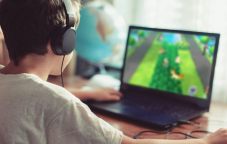 Crian&ccedil;a joga em computador