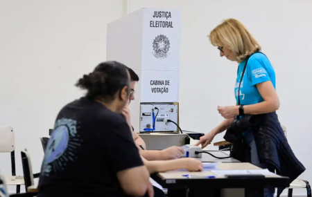 Eleitora votando