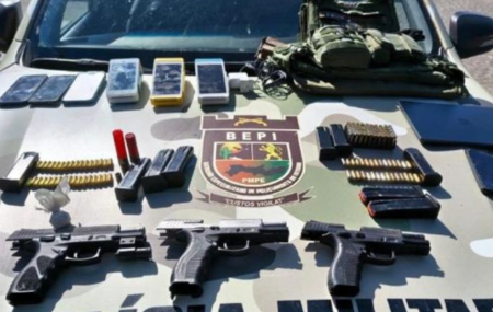 Opera&ccedil;&atilde;o apreende armas de fogo, muni&ccedil;&otilde;es, drogas e equipamentos eletr&ocirc;nicos.