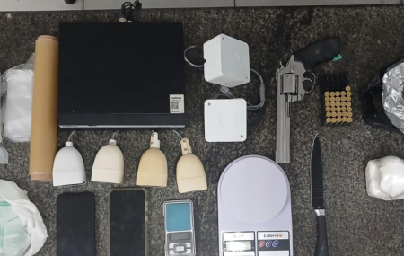Material apreendido pela pol&iacute;cia durante a a&ccedil;&atilde;o