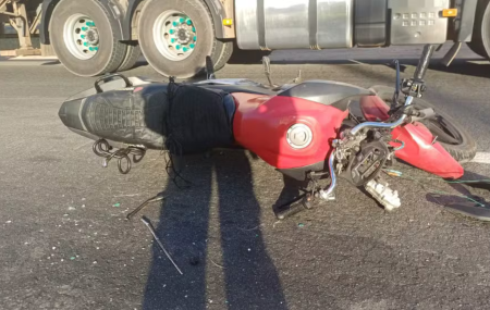 Motociclista morre ap&oacute;s ser atropelado por carreta na BR-101