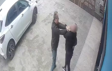 Cam&ecirc;ra registra momento de agress&atilde;o 