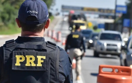 Agentes da PRF em fiscaliza&ccedil;&atilde;o nas estradas