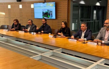 Governadora Raquel Lyra durante reuni&atilde;o em Paris, na Fran&ccedil;a.