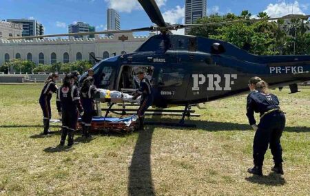 Homem &eacute; resgatado de helic&oacute;ptero.