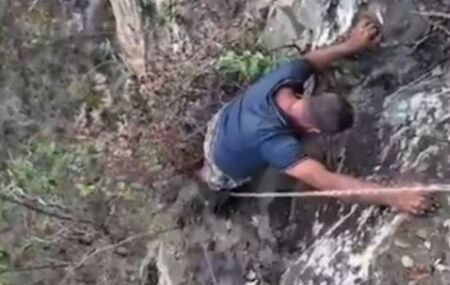 Homem ficou preso em precip&iacute;cio.