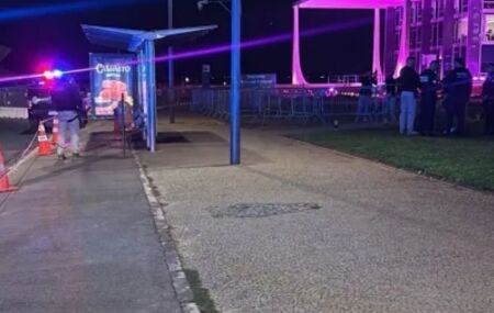 Homem jogou mochila suspeita em parada de &ocirc;nibus.