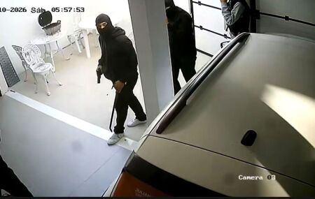 Homens armados invadem casa de candidato a deputado estadual.