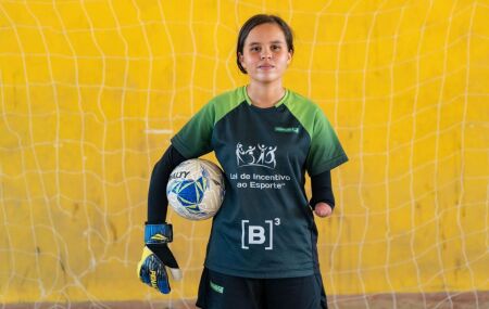 Iasmim Ferreira, sonha em ser goleira de futebol.