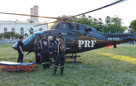 Idosa &eacute; resgatada de helic&oacute;ptero.