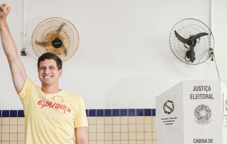 Jo&atilde;o Campos vota no Recife.